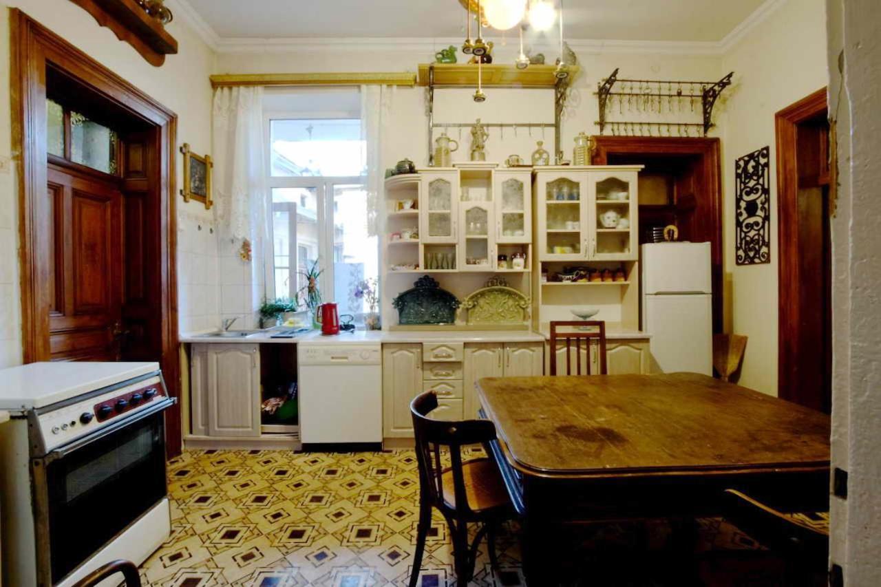 "Eva Stories" Movie Apartment On Rynok Square Lviv Exterior photo