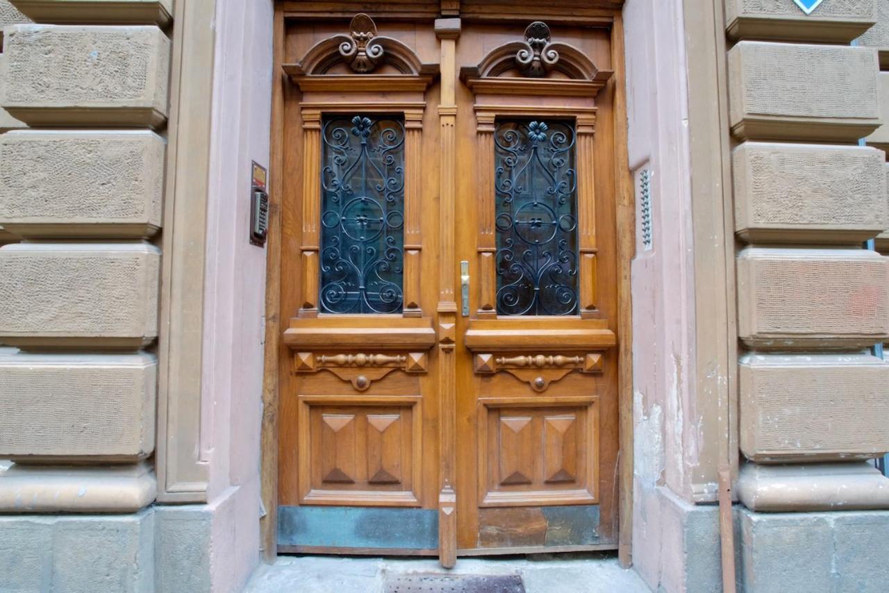 "Eva Stories" Movie Apartment On Rynok Square Lviv Exterior photo