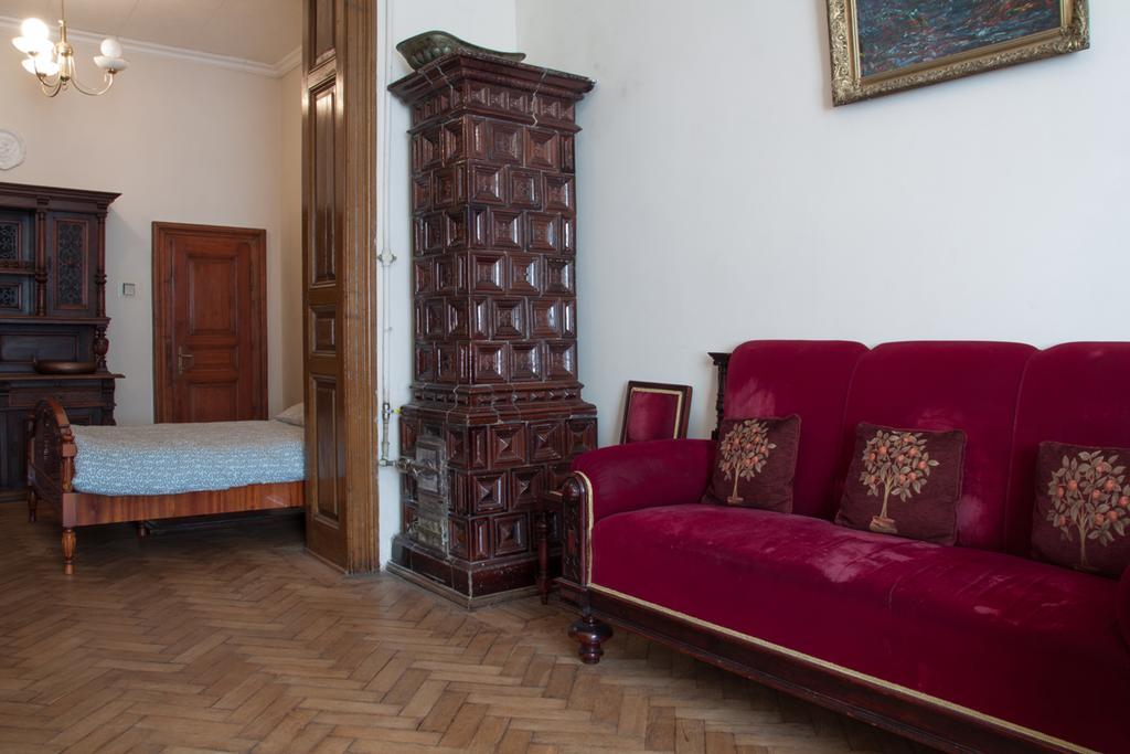 "Eva Stories" Movie Apartment On Rynok Square Lviv Exterior photo