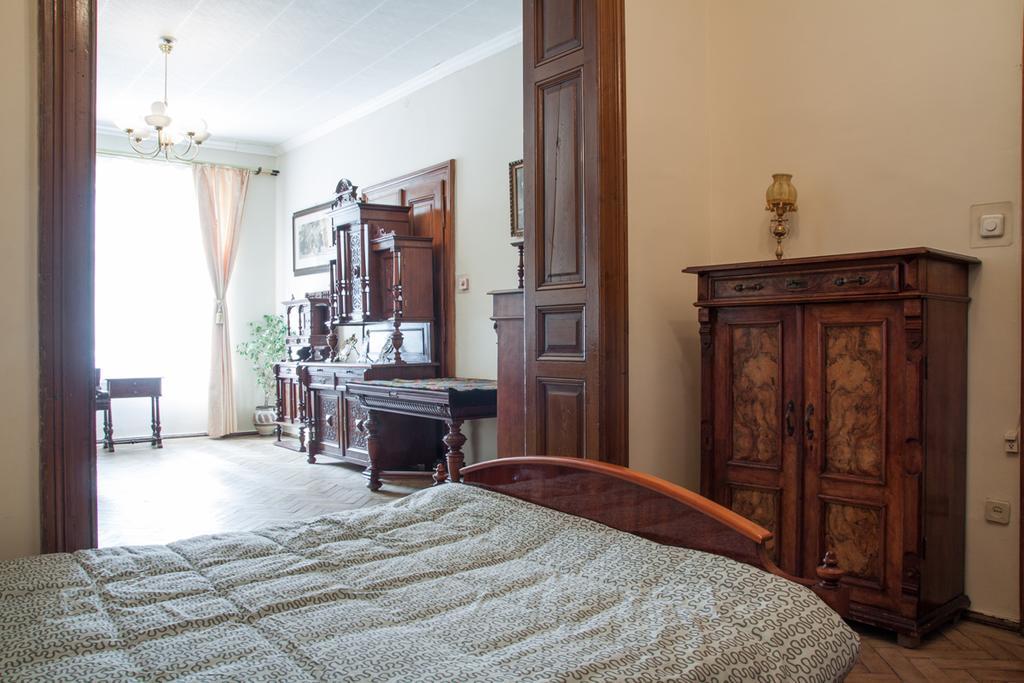 "Eva Stories" Movie Apartment On Rynok Square Lviv Exterior photo