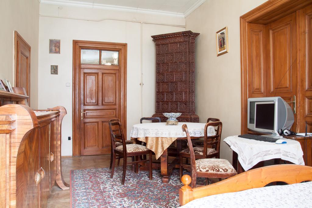 "Eva Stories" Movie Apartment On Rynok Square Lviv Exterior photo