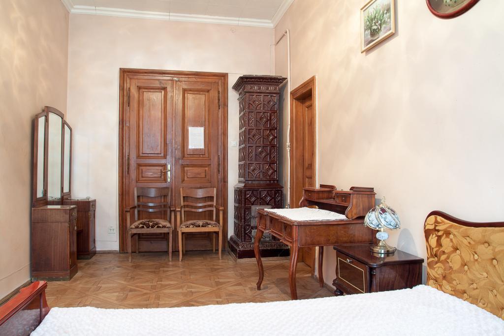 "Eva Stories" Movie Apartment On Rynok Square Lviv Exterior photo