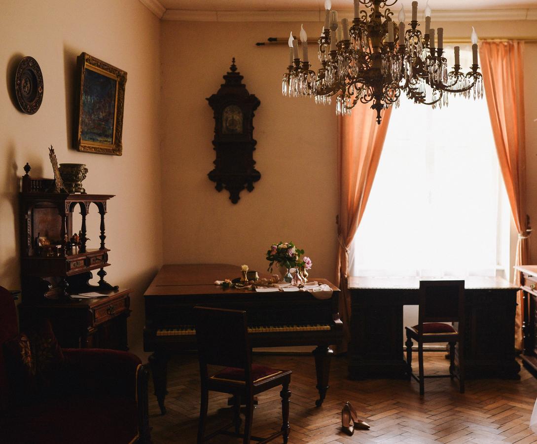 "Eva Stories" Movie Apartment On Rynok Square Lviv Exterior photo